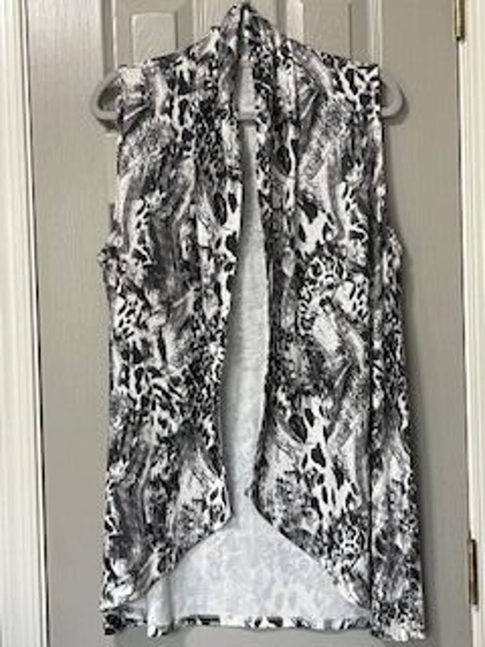 #T469 PRE-LOVED Soft Surroundings sleeveless cardigan vest size one size